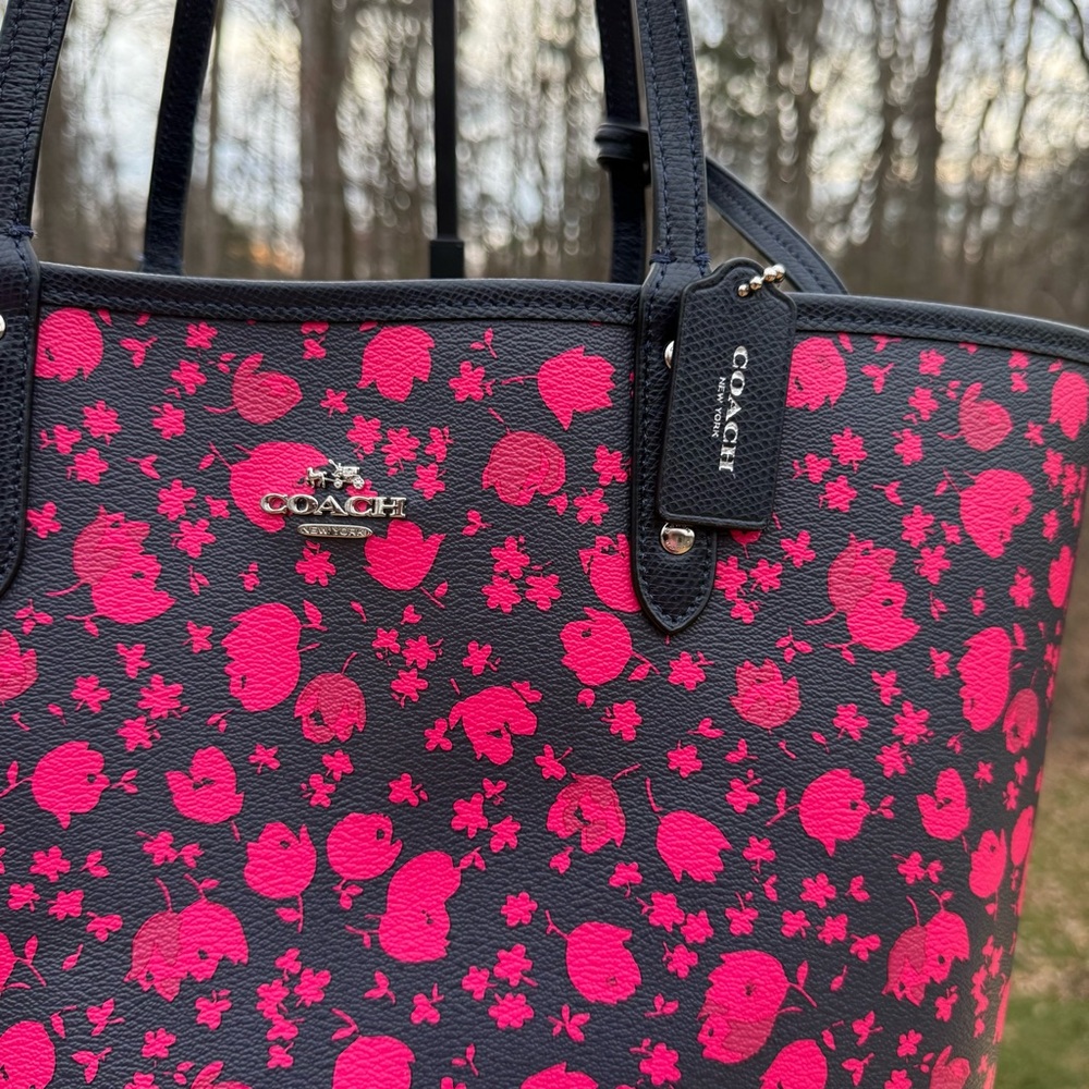 EUC Coach Prairie Calico Reversible Black and Red Floral Tote W/ Zipper Pouch - Picture 4 of 7